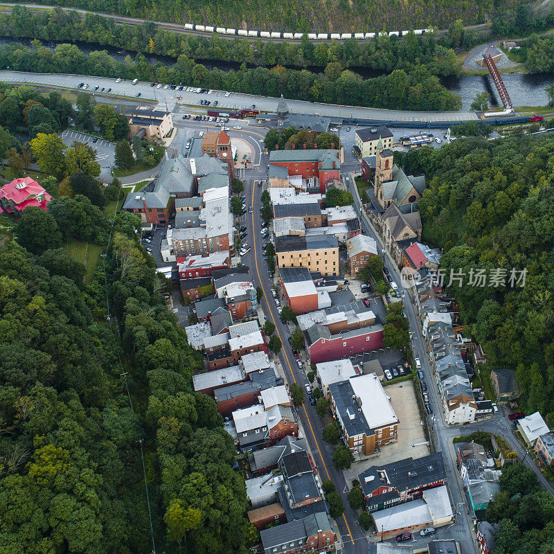 宾夕法尼亚州波科诺斯的小山城Jim Thorpe (Mauch Chunk)的空中全景风景